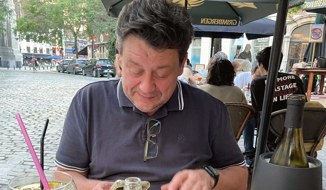 Patrick aan het werk op een terras in Brussel